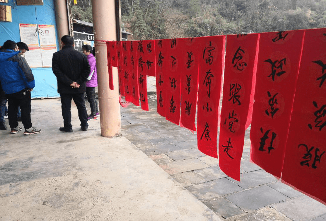 新春送温暖  铜仁团校在行动