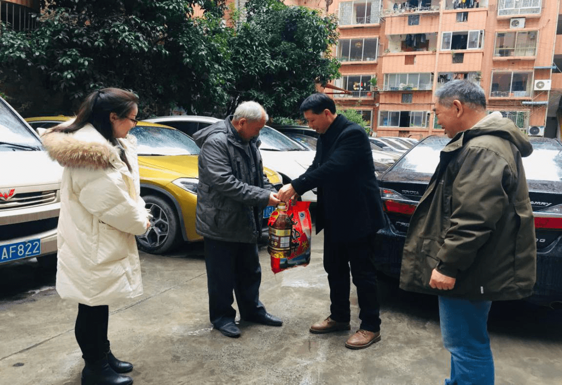 新春送温暖  铜仁团校在行动