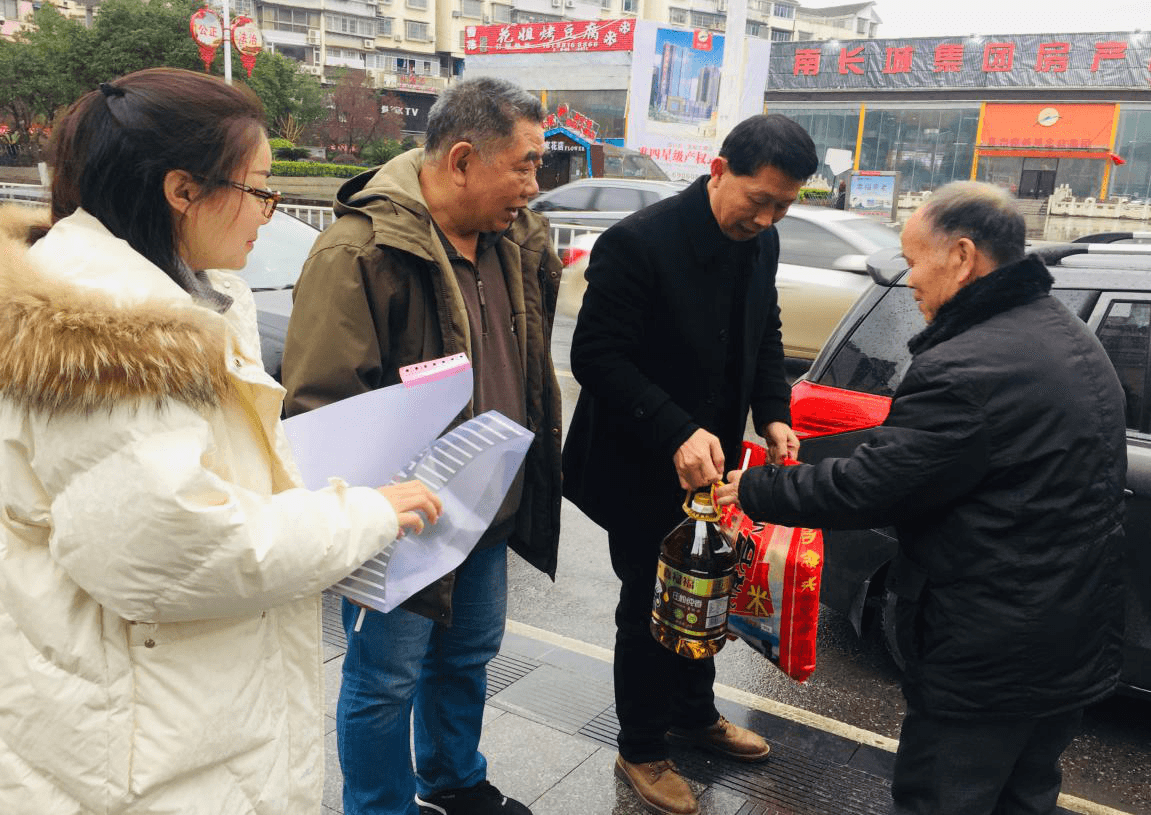 新春送温暖  铜仁团校在行动