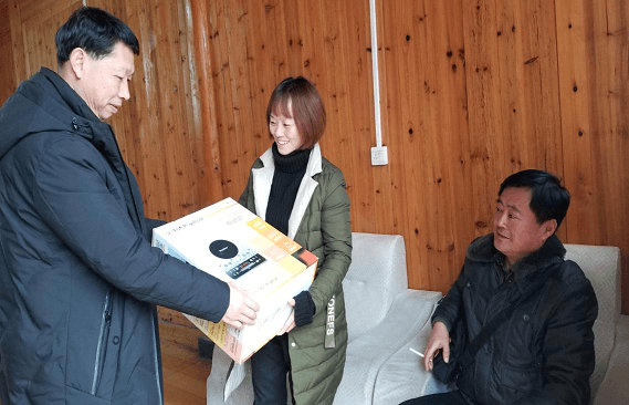 新春送温暖  铜仁团校在行动