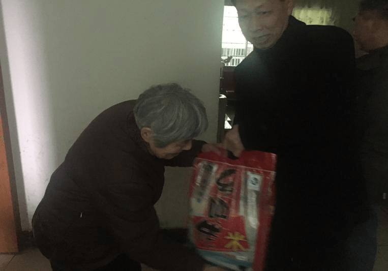 新春送温暖  铜仁团校在行动