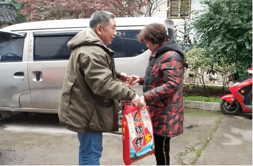 新春送温暖  铜仁团校在行动