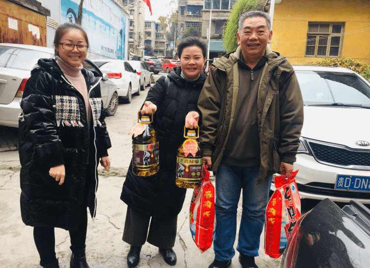 新春送温暖  铜仁团校在行动