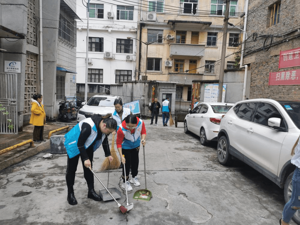 铜仁市团校开展秋季爱国卫生运动暨 环境整治志愿服务活动