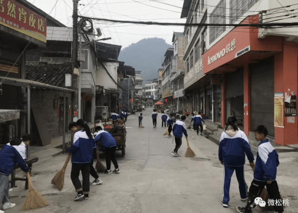 平头镇：团青助力环境整治 团歌洋溢青春风采