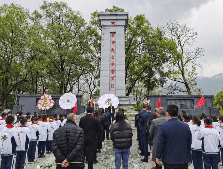 铜仁各级团组织开展“清明祭英烈”主题活动