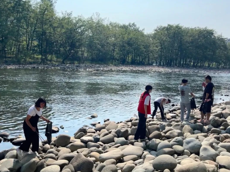 江口团县委组织开展“青清河”保护河湖志愿服务活动