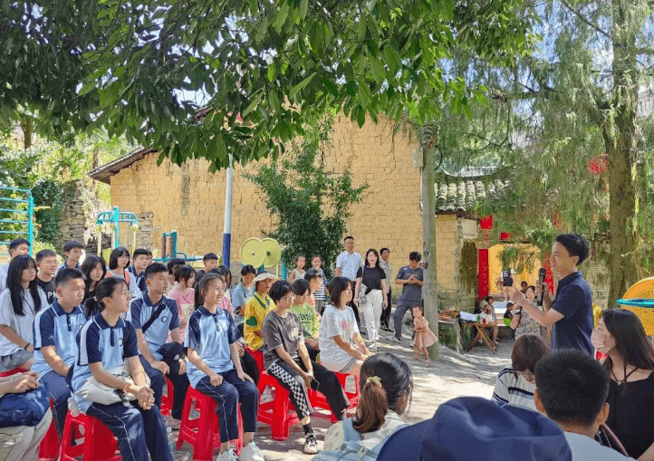 清华学子在云场坪镇路腊村开展学习分享活动