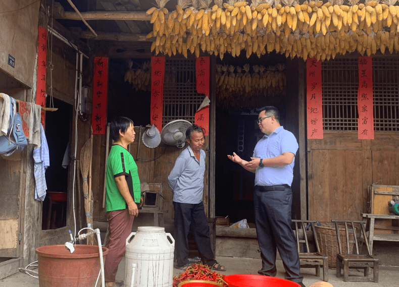 团市委到万山区大坪乡白果村调研抗旱救灾和乡村振兴工作