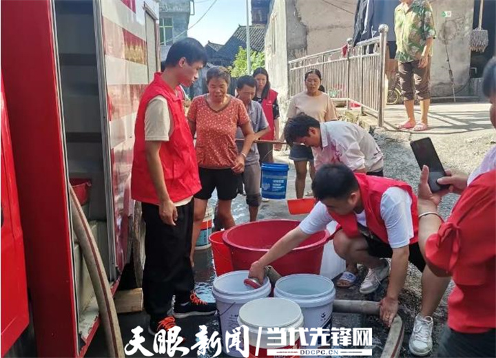 松桃：青年突击队主动请缨 抗旱救灾解民忧