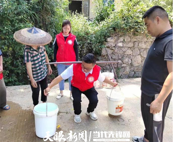 松桃：青年突击队主动请缨 抗旱救灾解民忧