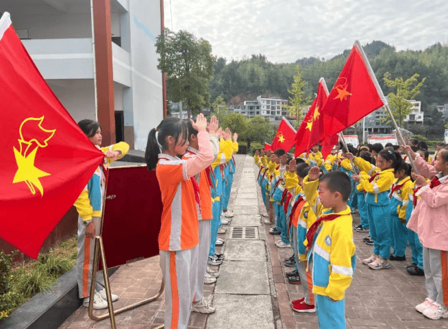 喜迎二十大，争做好队员——铜仁市开展少先队建队73周年主题队日活动