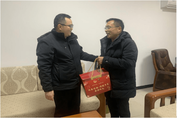 团市委到万山区大坪乡白果村、茶店街道开展春节走访慰问