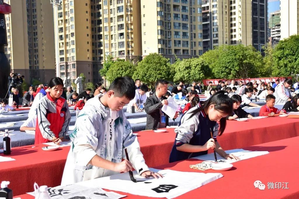 铜仁市中小学师生“民族团结杯” 现场软笔书法比赛在印江举行