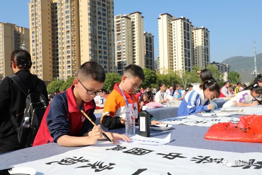 铜仁市中小学师生“民族团结杯” 现场软笔书法比赛在印江举行