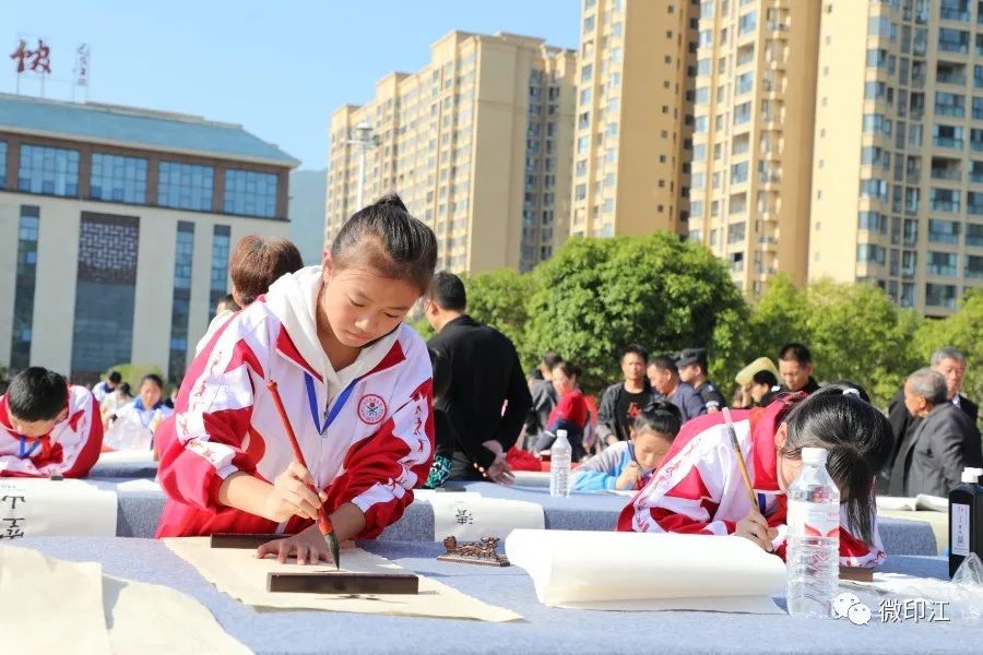 铜仁市中小学师生“民族团结杯” 现场软笔书法比赛在印江举行