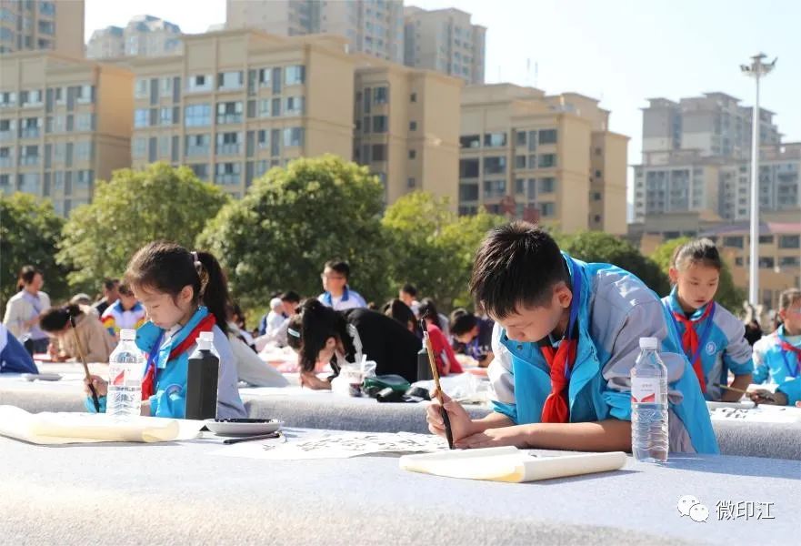 铜仁市中小学师生“民族团结杯” 现场软笔书法比赛在印江举行