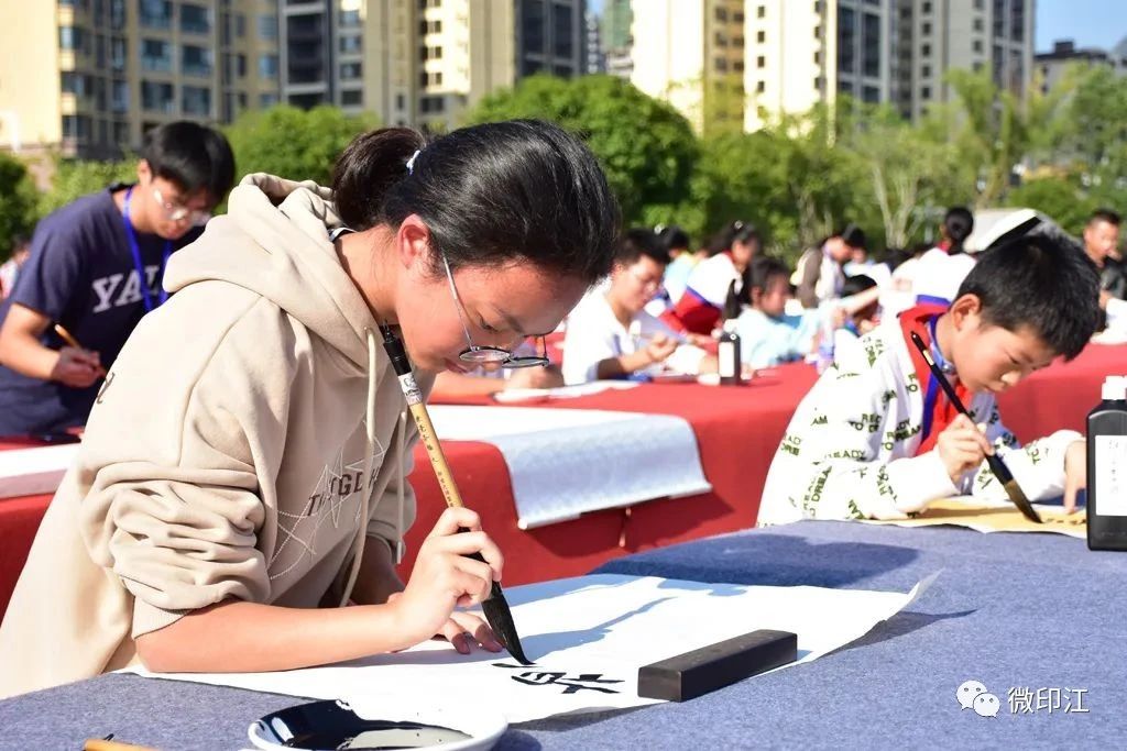 铜仁市中小学师生“民族团结杯” 现场软笔书法比赛在印江举行