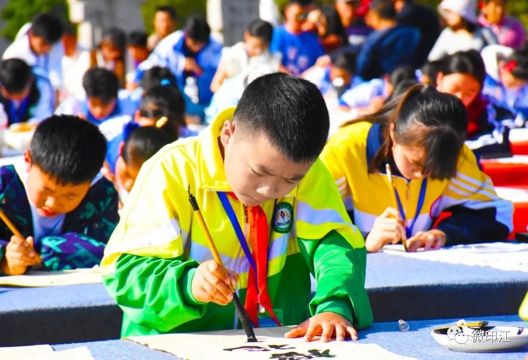 铜仁市中小学师生“民族团结杯” 现场软笔书法比赛在印江举行