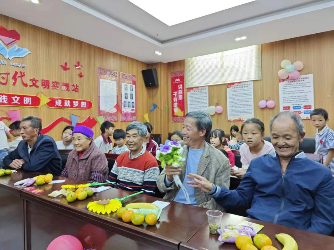 共青团“为老服务”示范点 || 旺家社区开展“久久重阳日·温情伴老行”重阳节活动暨第三季度集体生日会
