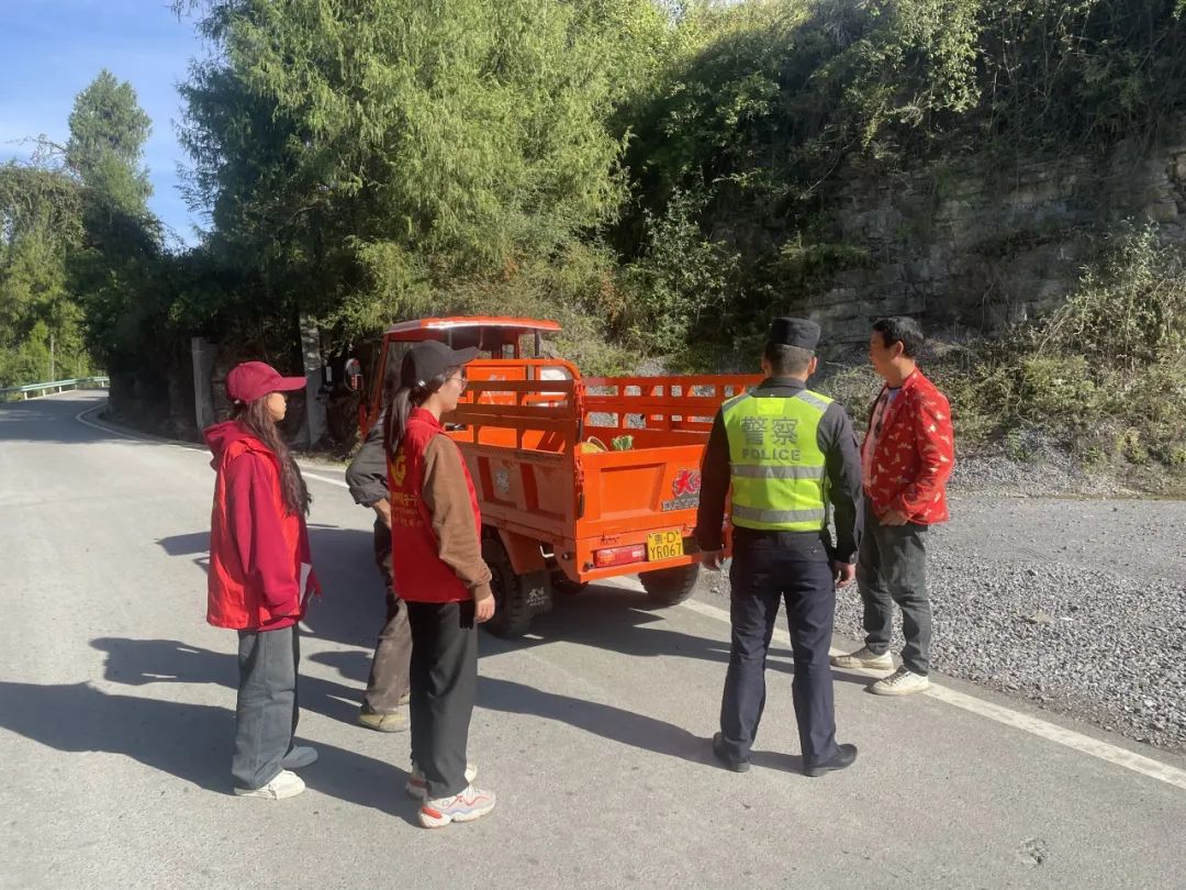 交通安全常在心 志愿宣传我先行‖思林乡团委开展道路交通安全宣传活动，筑牢群众“平安路”