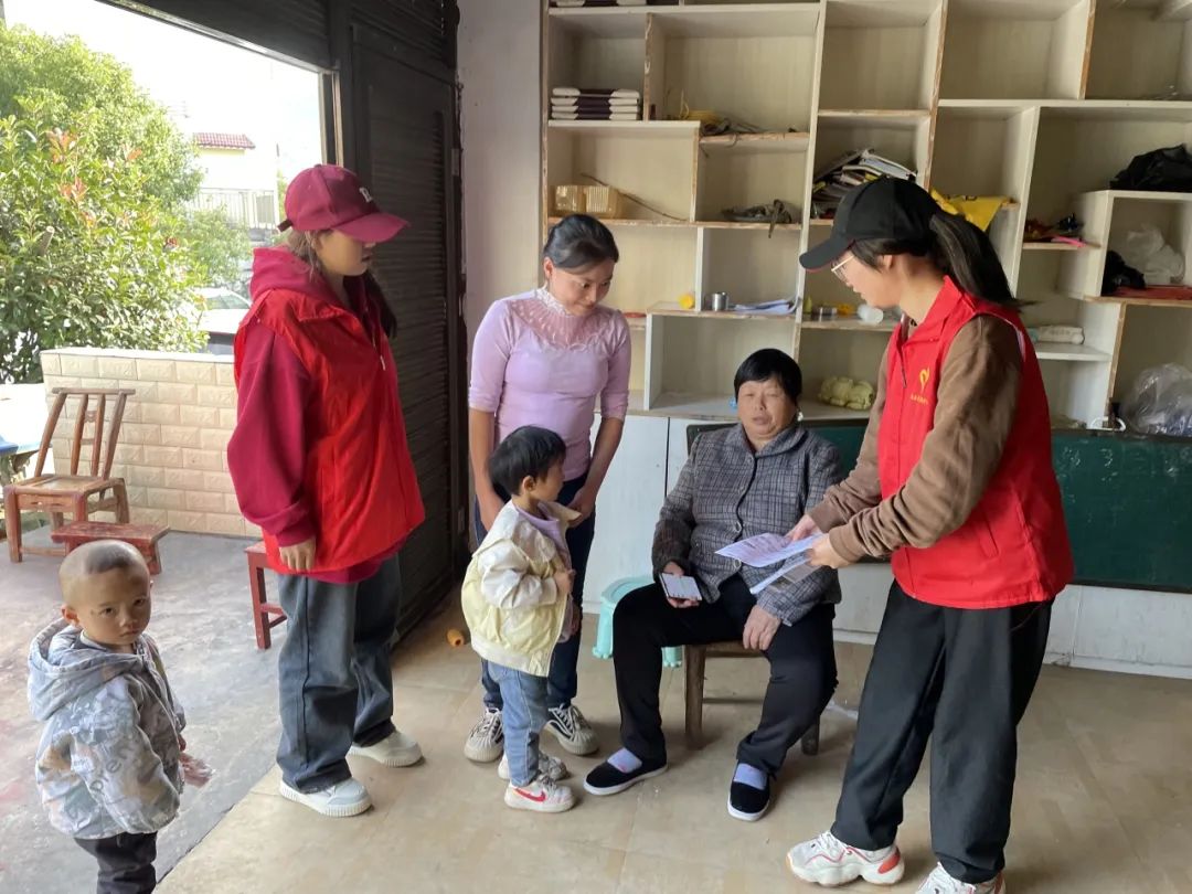 交通安全常在心 志愿宣传我先行‖思林乡团委开展道路交通安全宣传活动，筑牢群众“平安路”