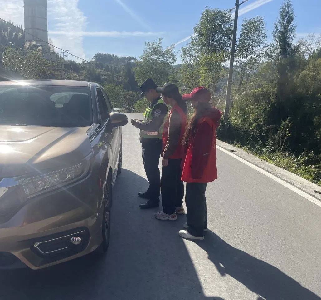 交通安全常在心 志愿宣传我先行‖思林乡团委开展道路交通安全宣传活动，筑牢群众“平安路”