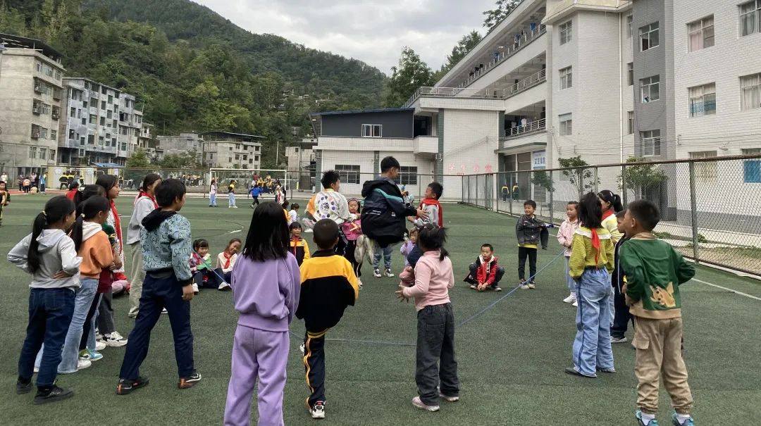 多彩社团展风采 关爱儿童促成长丨中南民族大学研究生支教团“七彩四点半”课堂开课啦！