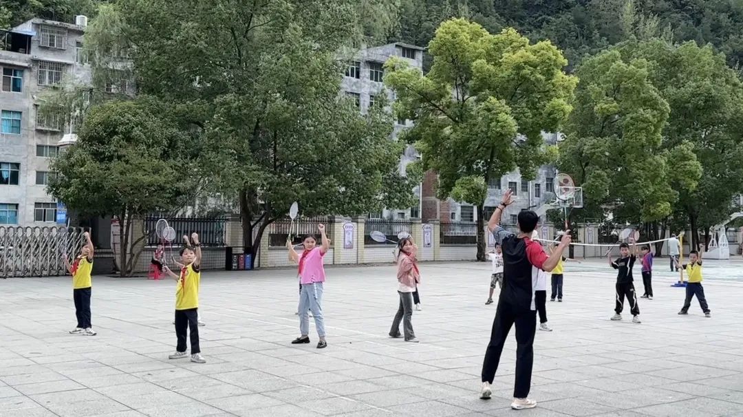 多彩社团展风采 关爱儿童促成长丨中南民族大学研究生支教团“七彩四点半”课堂开课啦！