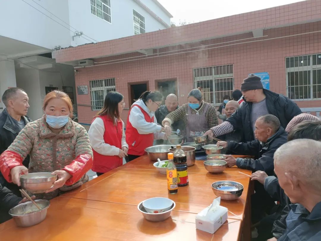 青春建功行——关中坝街道：树敬老之风·促社会文明