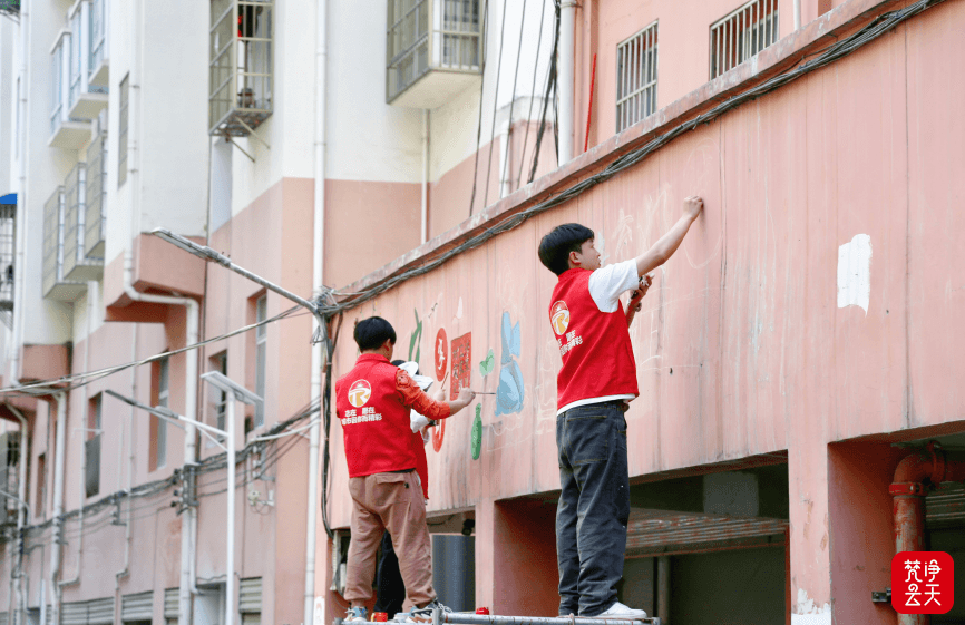 文明城市创建|志愿者手绘文化墙提升社区“颜值”