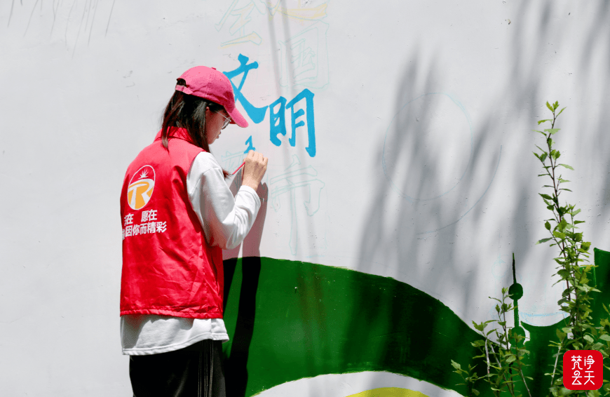 文明城市创建|志愿者手绘文化墙提升社区“颜值”