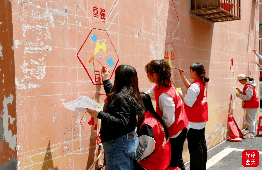 文明城市创建|志愿者手绘文化墙提升社区“颜值”