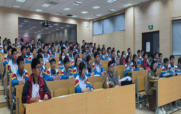 流动团校进市直中学宣传宣讲党的二十大精神