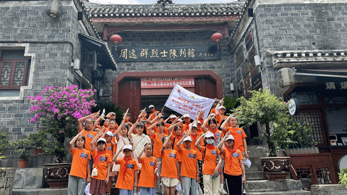 “茅台王子·明亮少年——贵州希望工程升级版·壮苗计划“第二期在铜仁中南门历史文化旅游区举行。