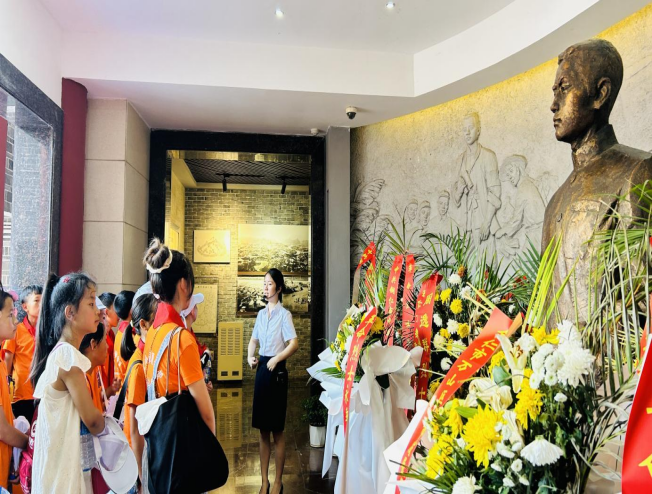 “茅台王子·明亮少年——贵州希望工程升级版·壮苗计划“第二期在铜仁中南门历史文化旅游区举行。