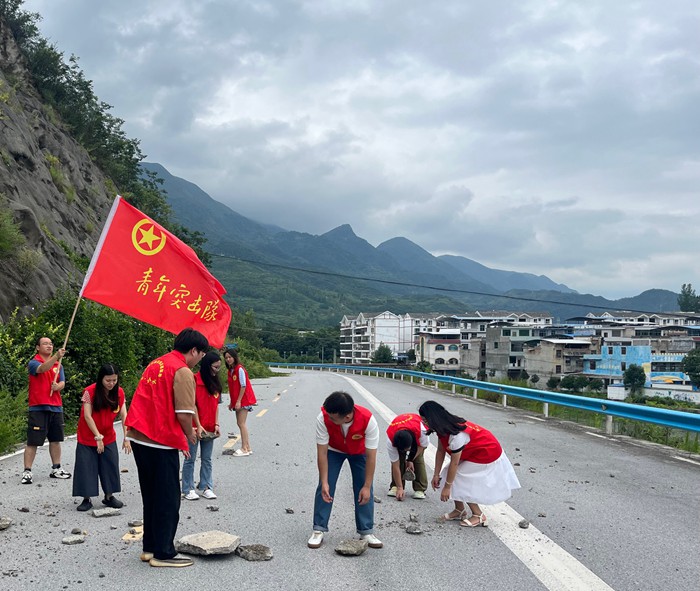 青春先行，防汛有我——合水镇团委积极投身防汛抗旱