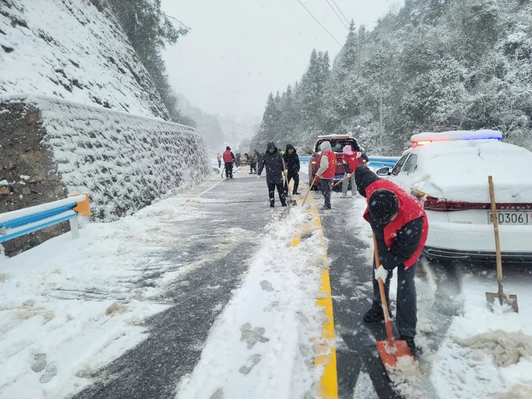 以雪为令齐上阵 除雪护路保平安——江口县官和乡团委组织西部计划志愿者参与扫雪除冰活动