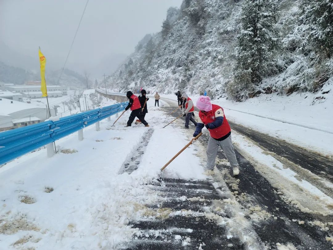 以雪为令齐上阵 除雪护路保平安——江口县官和乡团委组织西部计划志愿者参与扫雪除冰活动