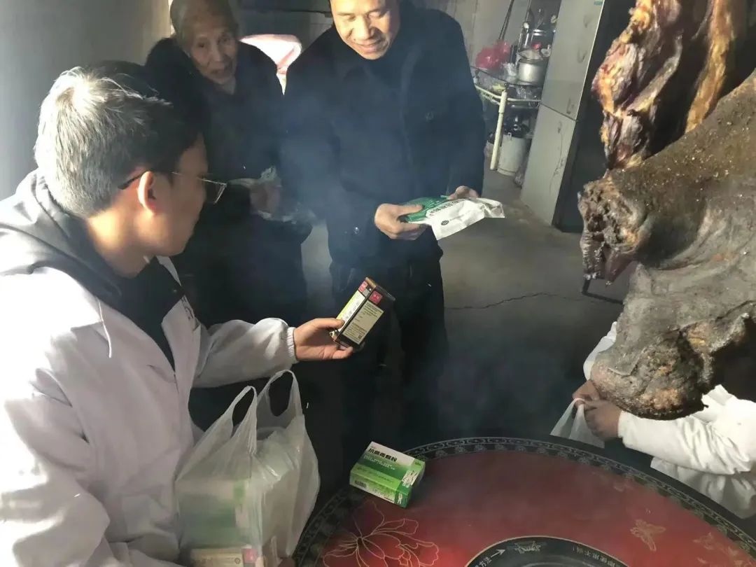 以雪为令齐上阵 除雪护路保平安——江口县官和乡团委组织西部计划志愿者参与扫雪除冰活动