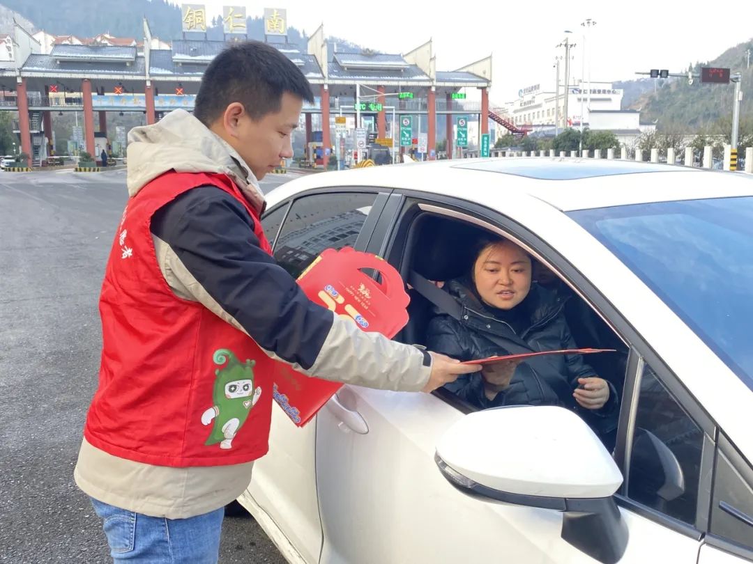 青春志愿行 温暖回家路‖万山：春运“暖冬行动”再出发，让爱温暖这个冬天！
