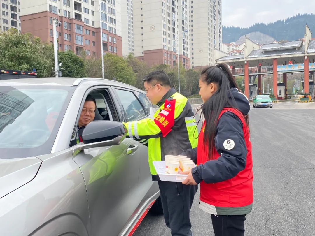 青春志愿行 温暖回家路‖万山：春运“暖冬行动”再出发，让爱温暖这个冬天！