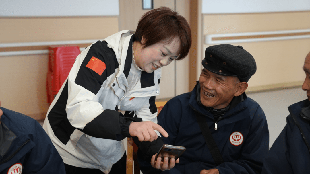 雷锋精神代代传，志愿服务暖人心