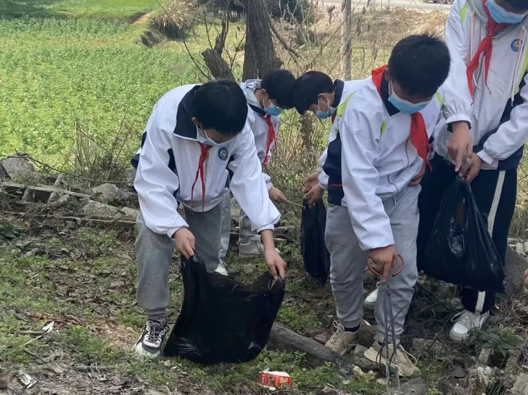 铜仁市各级少先队组织广泛开展“学雷锋”主题教育活动