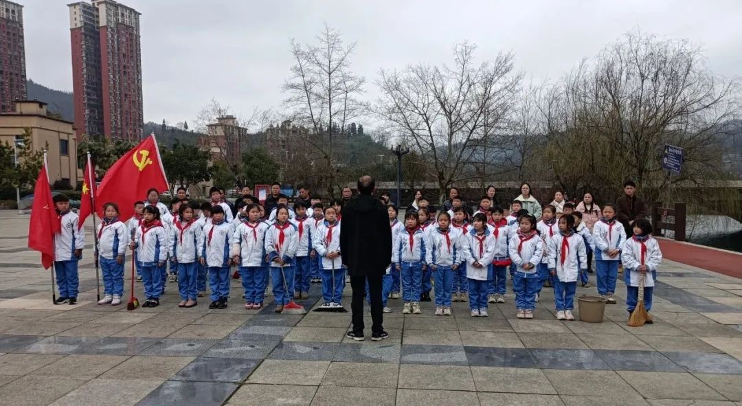 铜仁市各级少先队组织广泛开展“学雷锋”主题教育活动