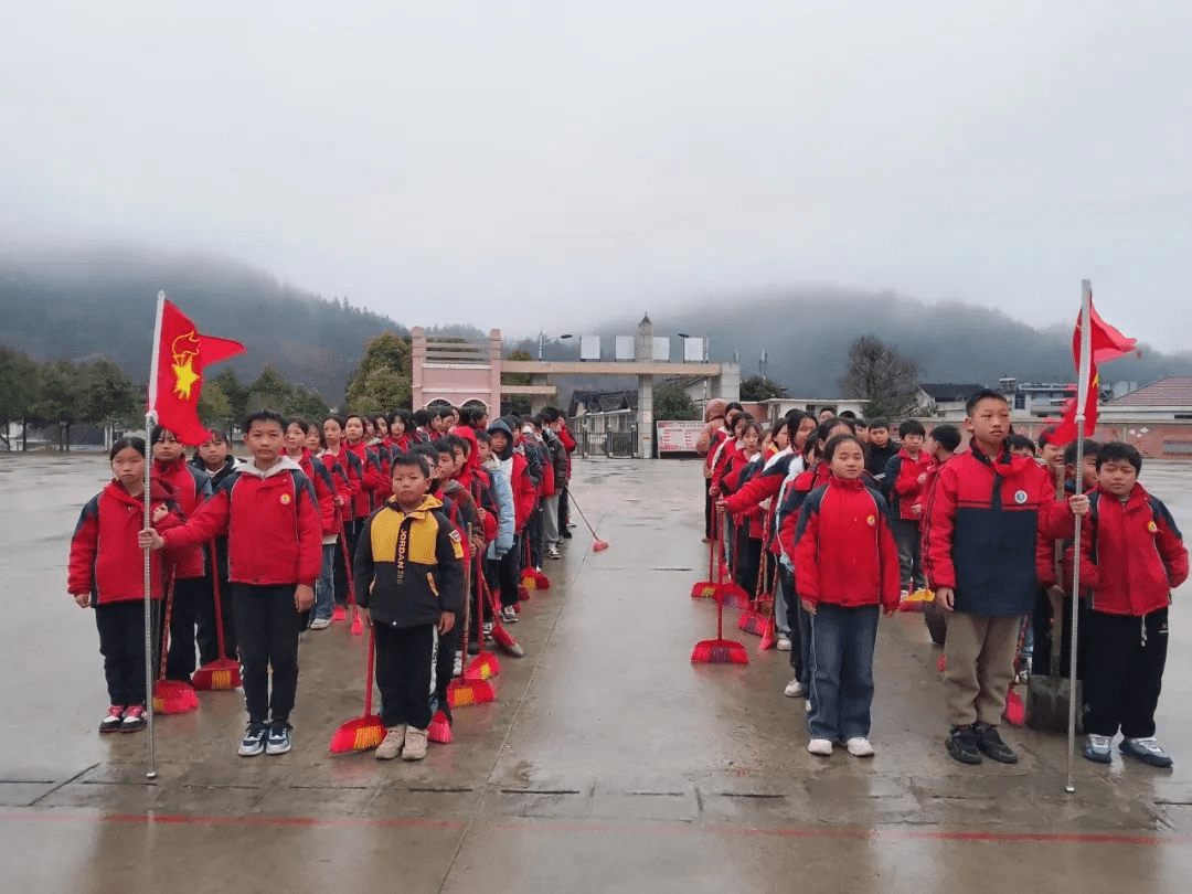 铜仁市各级少先队组织广泛开展“学雷锋”主题教育活动