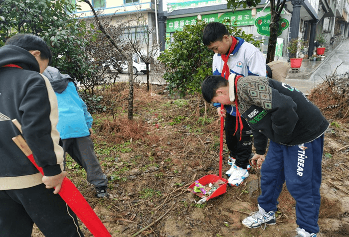 铜仁市各级少先队组织广泛开展“学雷锋”主题教育活动