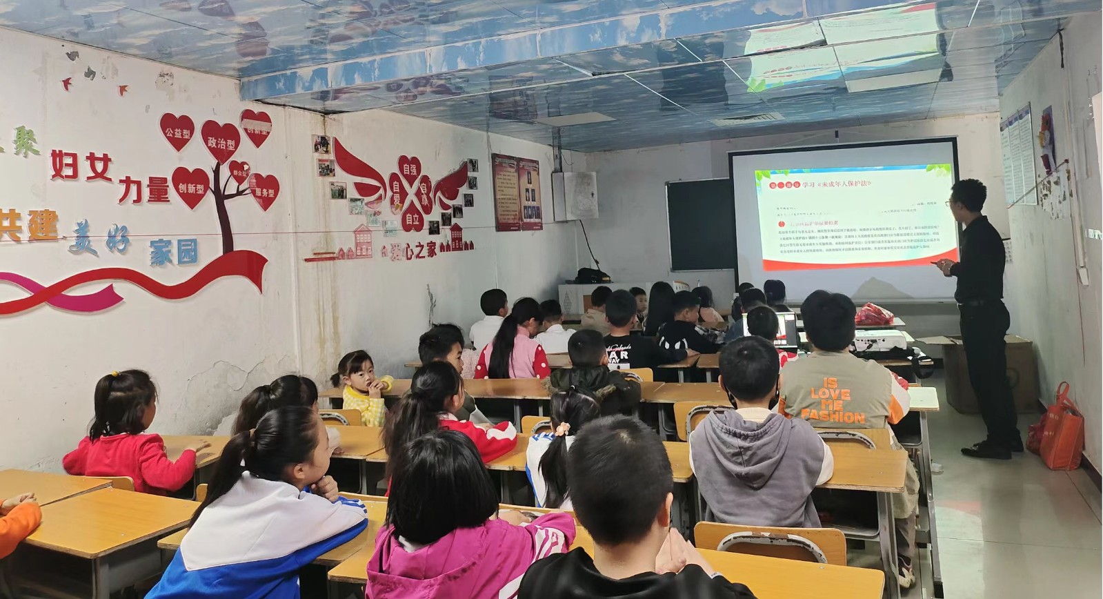 铜仁市团校“四安家园·流动团校进社区”法制宣传活动走进万山区城南驿易地扶贫搬迁安置点