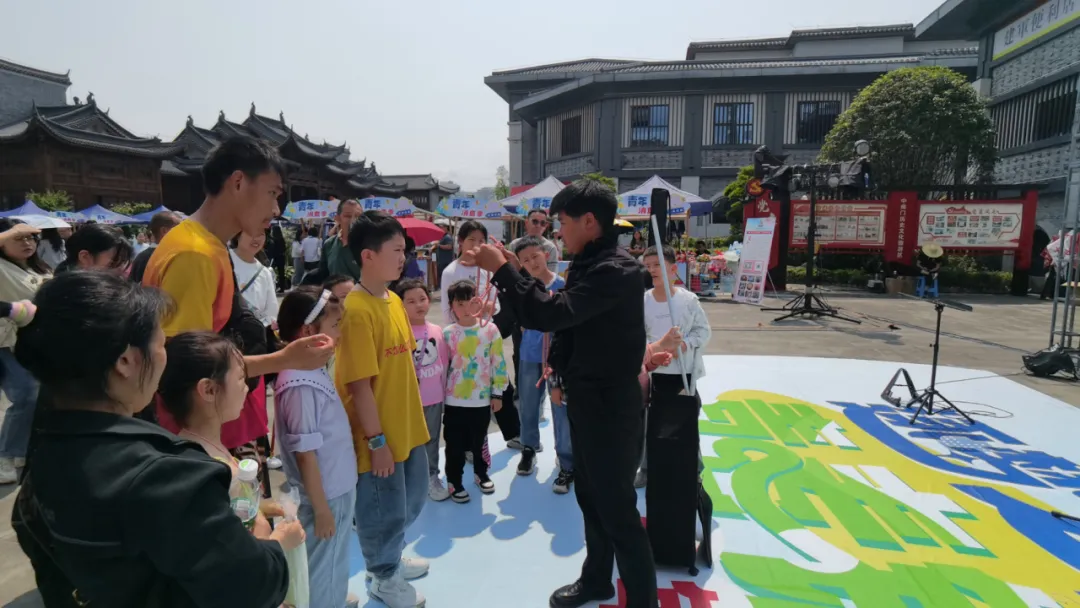 “逐梦之城 青春铜仁”青年消费季热闹开幕