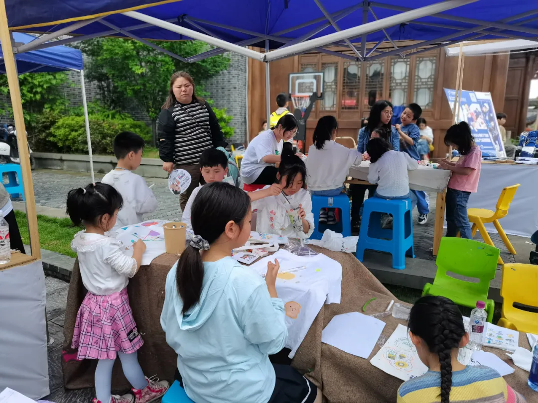 “逐梦之城 青春铜仁”青年消费季热闹开幕